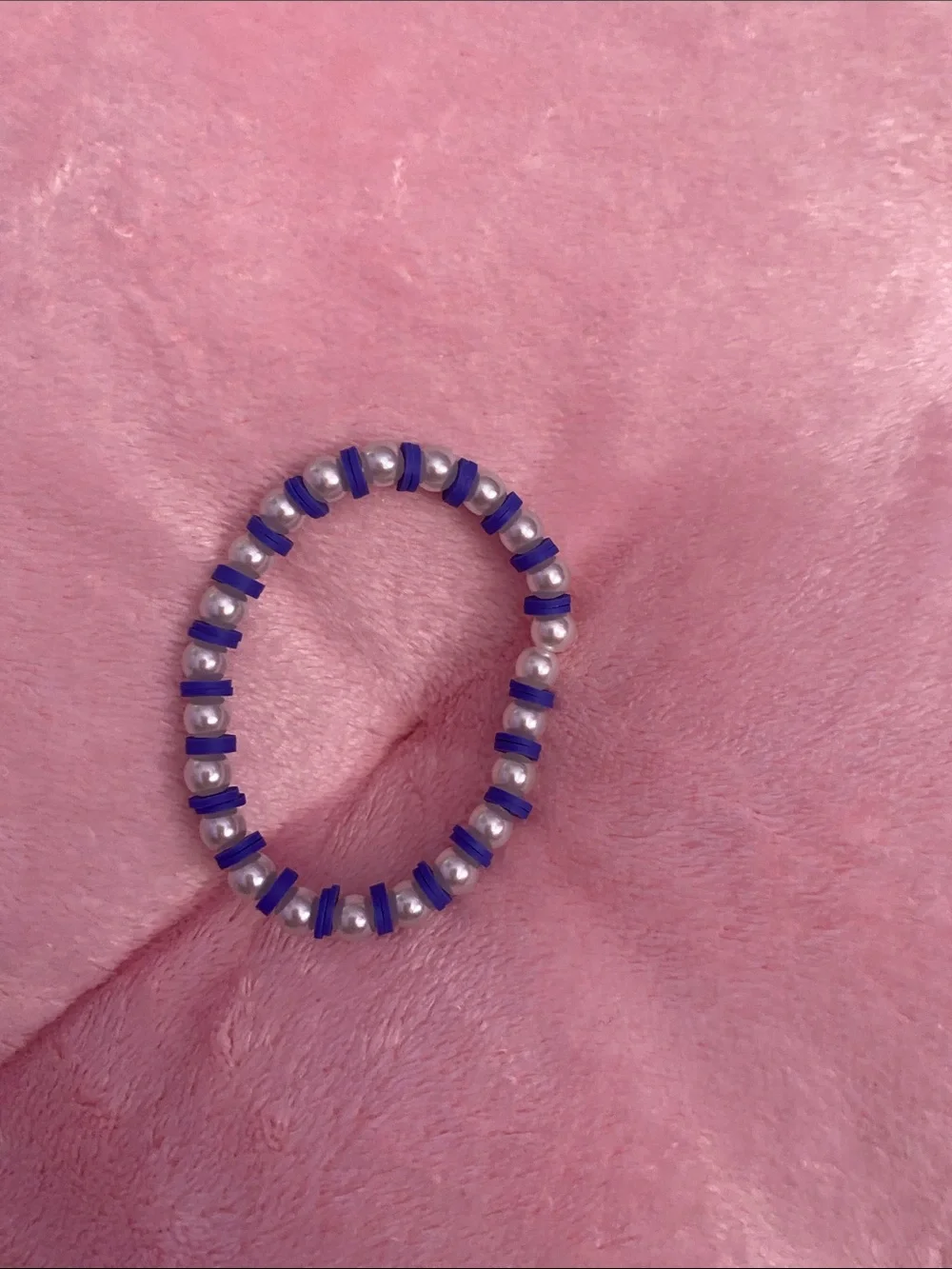 Blue beaded bracelet with pearls